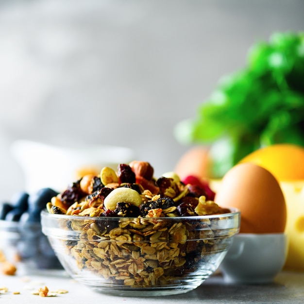 Muesli fatto in casa con latte, frutti di bosco freschi, latte per colazione