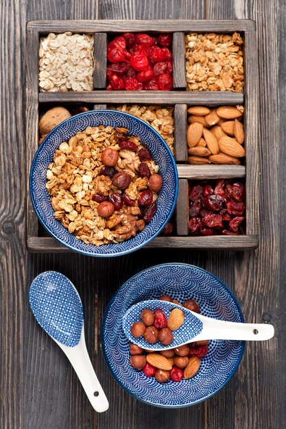 Muesli granola farina d'avena con noci e frutta secca Colazione sana Vista dall'alto