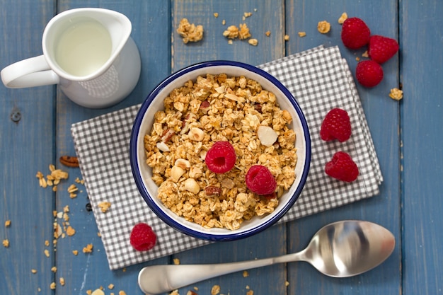 Muesli in ciotola, cucchiaio e latte