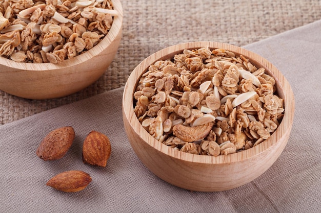 Muesli in ciotola di legno