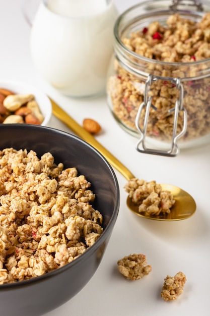 Muesli in ciotola su sfondo bianco. Cibo sano. Vista laterale.