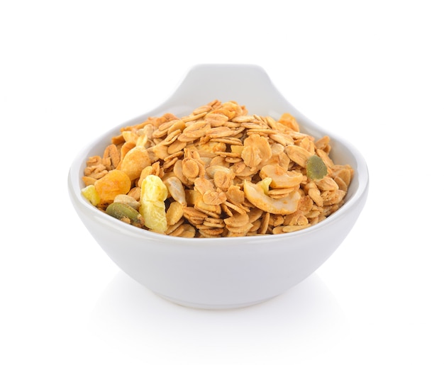 Muesli in ciotola su spazio bianco