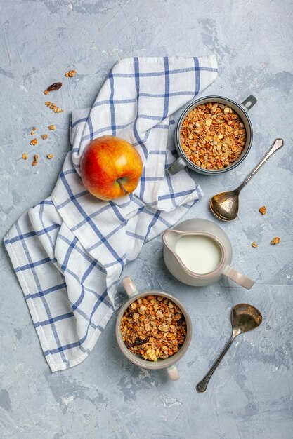 Muesli in ciotole e una brocca di latte per colazione