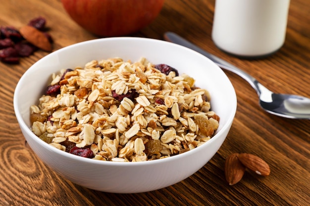 Muesli in un piatto su uno sfondo di legno Mangiare sano