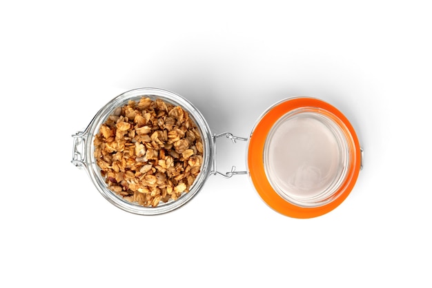 Muesli in vaso di vetro isolato su sfondo bianco.