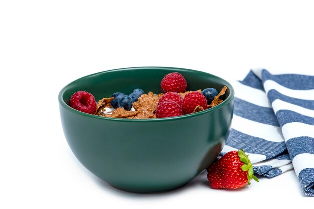 Muesli isolare su bianco colazione cibo sano e dieta muesli con frutta e latte in un piatto blueb...