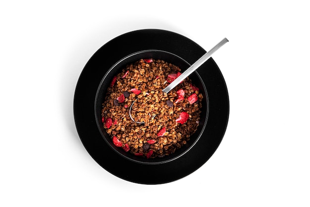 Muesli isolato su uno sfondo bianco. Granola con cioccolato e fragole. Foto di alta qualità