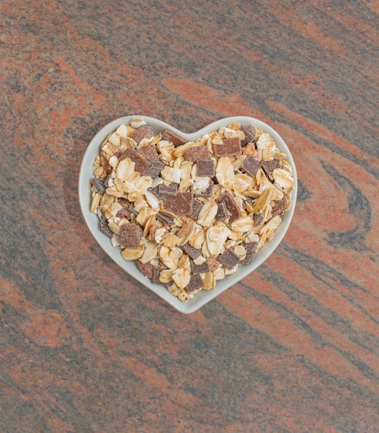 Muesli vitale in una ciotola bianca per la fotografia alimentare