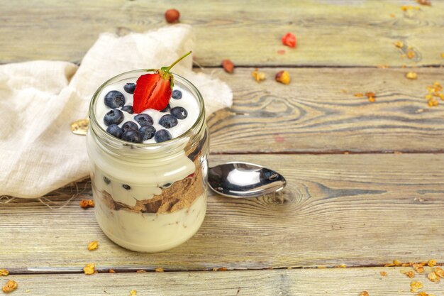 Muesli, yogurt e fragole in barattoli