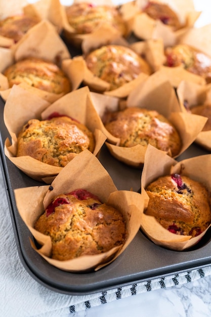 Muffin ai mirtilli appena sfornati in pirottini di carta marrone