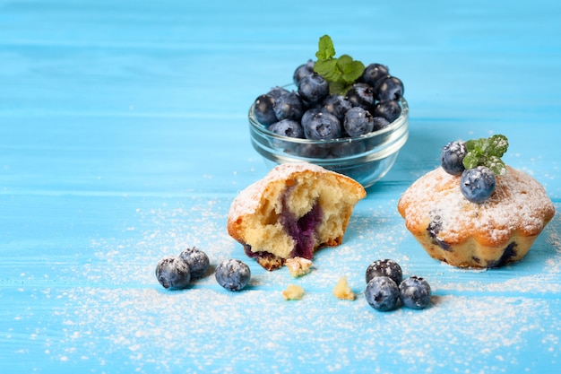 Muffin ai mirtilli. Bigné al forno fatto in casa con mirtilli, frutti di bosco freschi, menta