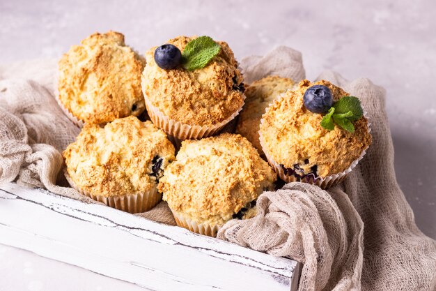 Muffin ai mirtilli con le bacche e la menta fresche