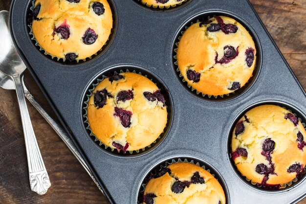 muffin ai mirtilli con zucchero a velo e frutti di bosco freschi