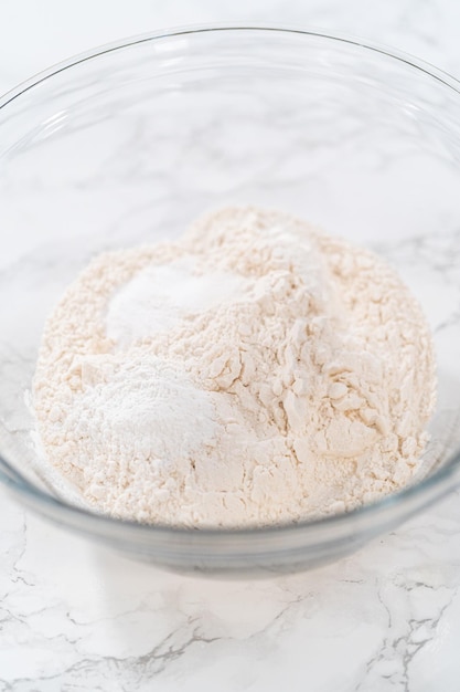 Muffin ai semi di papavero al limone guarniti con scaglie di mandorle