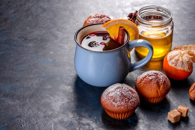 muffin al cacao sulla tavola di Natale