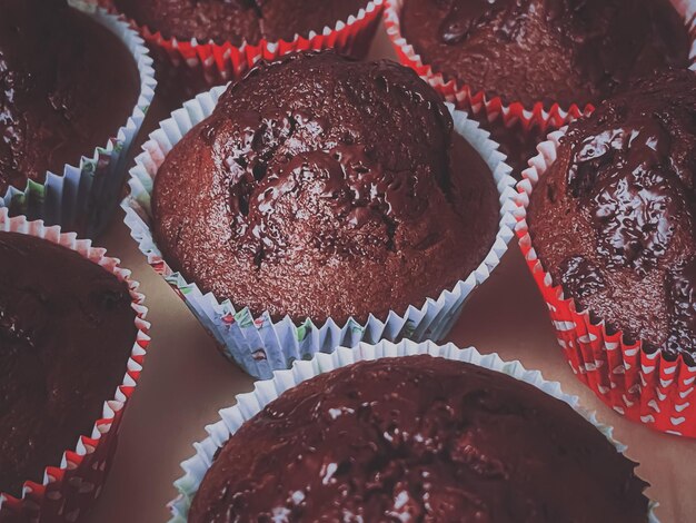 Muffin al cioccolato come dolce dessert torte fatte in casa ricetta cibo e cottura