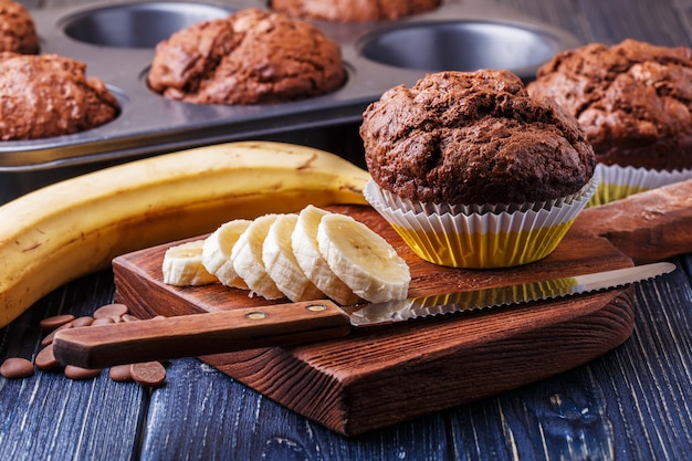Muffin al cioccolato con banana su oscurità