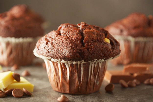 Muffin al cioccolato con barretta di cioccolato.