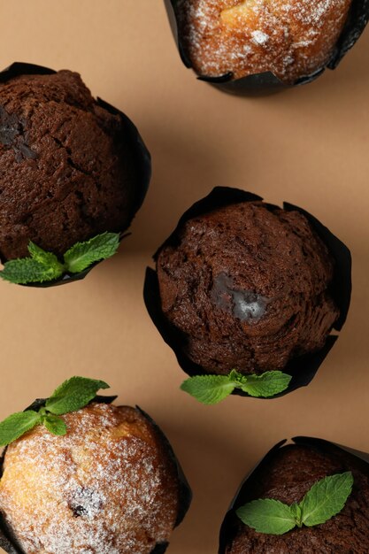 Muffin al cioccolato con menta su fondo beige.