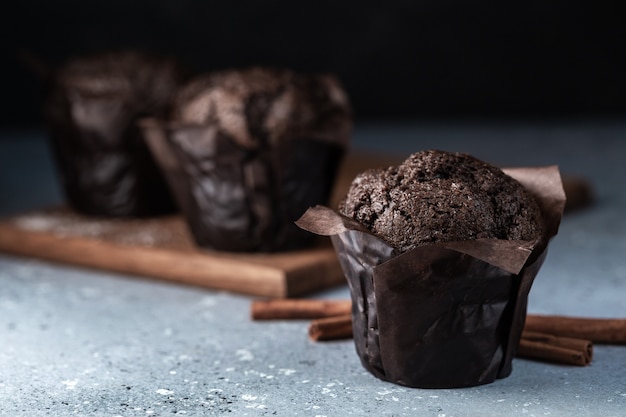 Muffin al cioccolato con parte superiore croccante