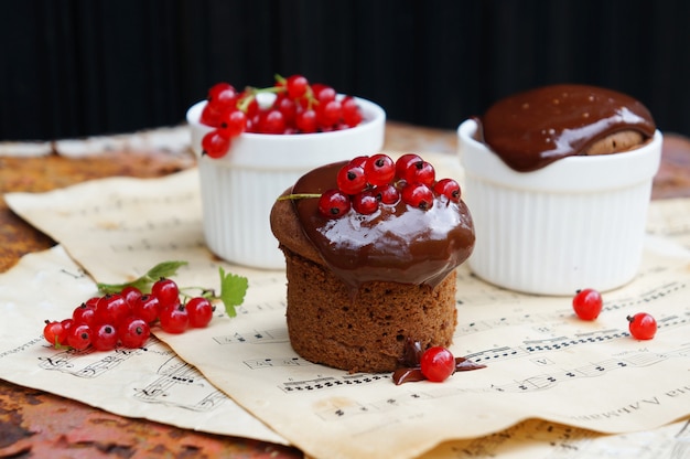 Muffin al cioccolato con ribes rosso