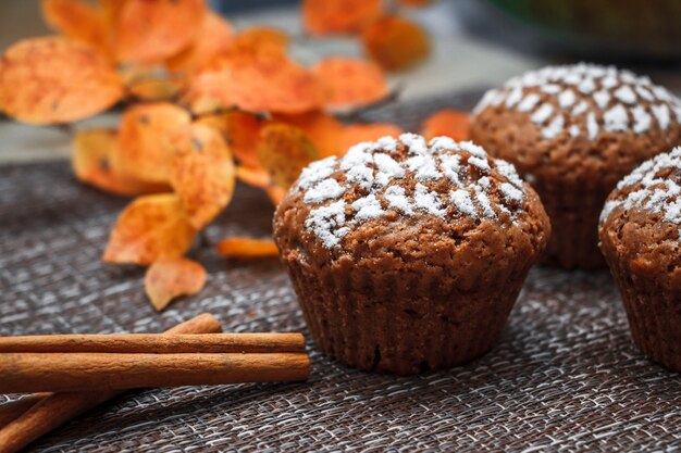 Muffin al cioccolato con ripieno di mele