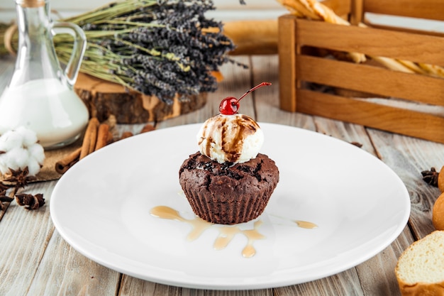 Muffin al cioccolato con una palla di gelato