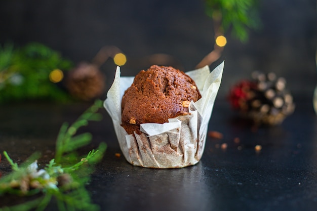 Muffin al cioccolato cupcakes torte fatte in casa sul tavolo