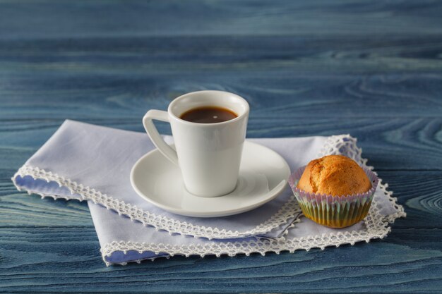 Muffin Al Cioccolato E Una Tazza Di Caffè