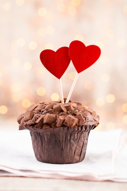 Muffin al cioccolato fatti in casa con cuore, sfondo vintage