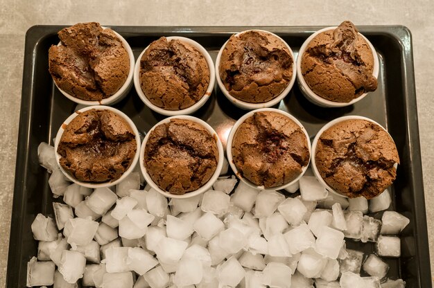 Muffin al cioccolato fatti in casa da un forno con ghiaccio su una teglia