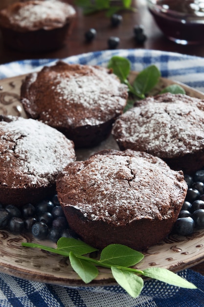 Muffin al cioccolato marrone e bacche blu