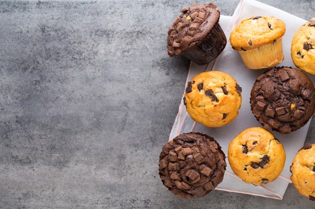 Muffin al cioccolato sfondo vintage, fuoco selettivo.