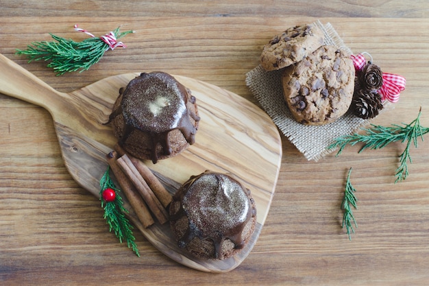 Muffin al cioccolato su fondo di legno.