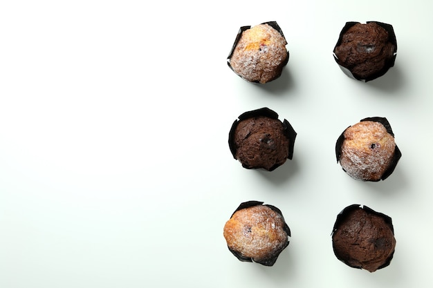 Muffin al cioccolato su sfondo bianco, spazio per il testo.