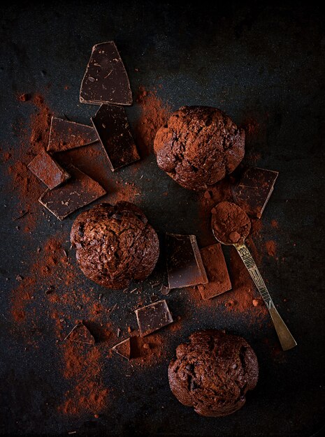 Muffin al cioccolato su sfondo scuro. Vista dall&#39;alto. Distesi