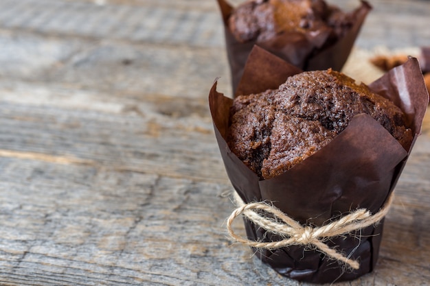 Muffin al cioccolato su superficie di legno.