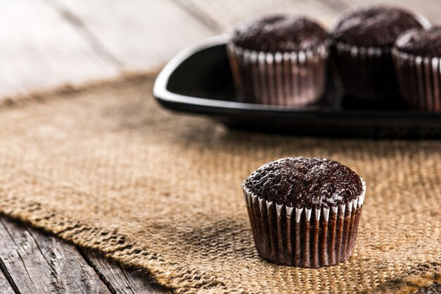 Muffin al cioccolato su tavola di legno