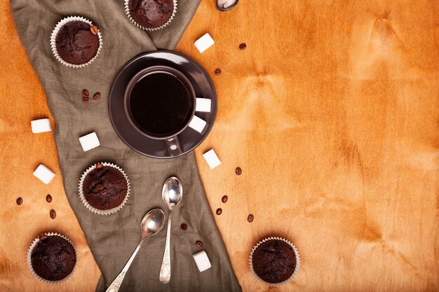 Muffin al cioccolato su un fondo di legno