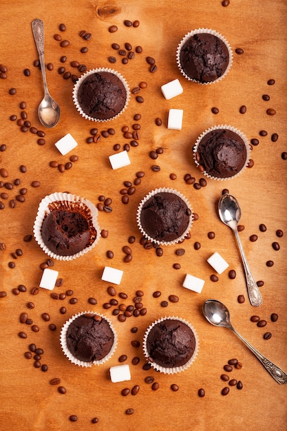 Muffin al cioccolato su un fondo di legno