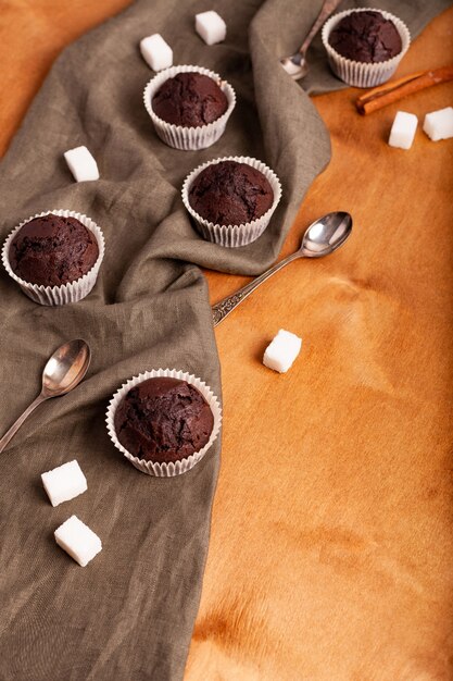 Muffin al cioccolato su un fondo di legno