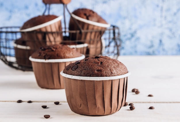 Muffin al cioccolato sul tavolo