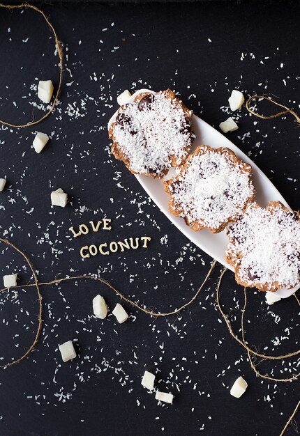 Muffin al cocco su uno sfondo nero