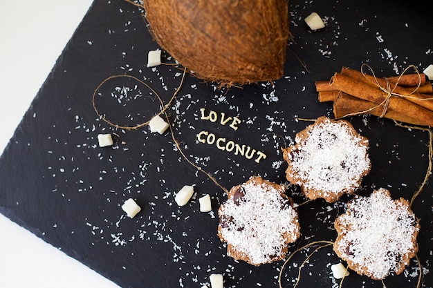 Muffin al cocco su uno sfondo nero