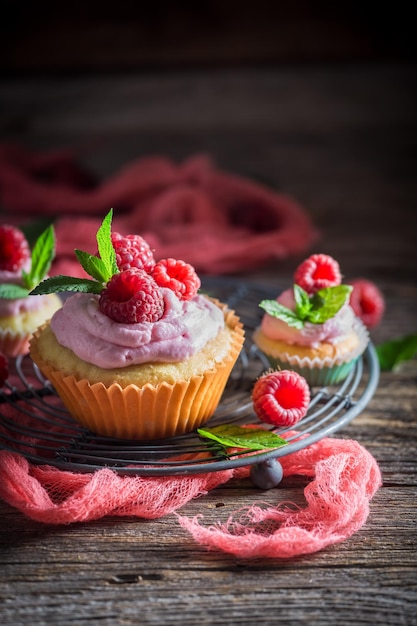 Muffin al lampone fatto in casa con crema e frutta