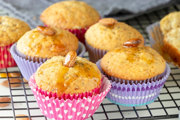 Muffin al limone fatti in casa con caramelle colorate al cioccolato in astuccio di carta e tazza di tè