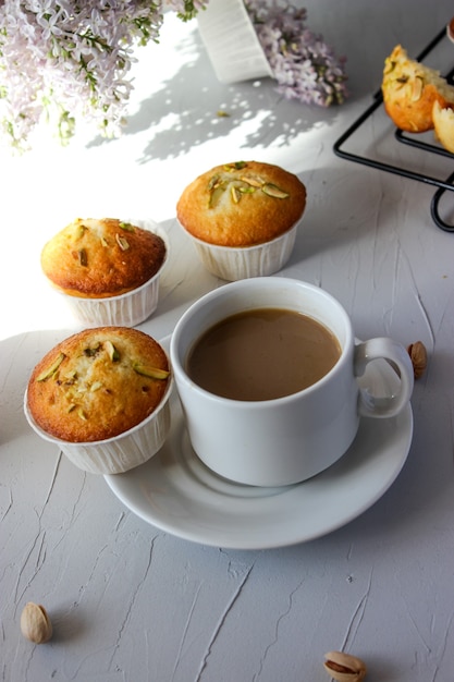 Muffin al limone spolverati con granella di pistacchi.