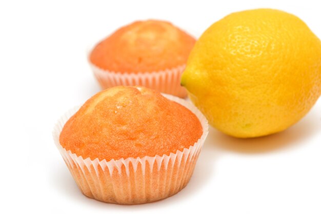 Muffin al limone su sfondo bianco