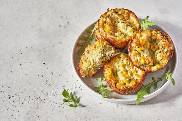 Muffin all'uovo di mais e zucchine su un tavolo per colazione