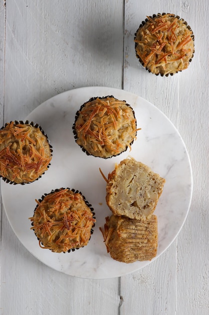 Muffin alla banana e avena guarniti con formaggio grattugiato